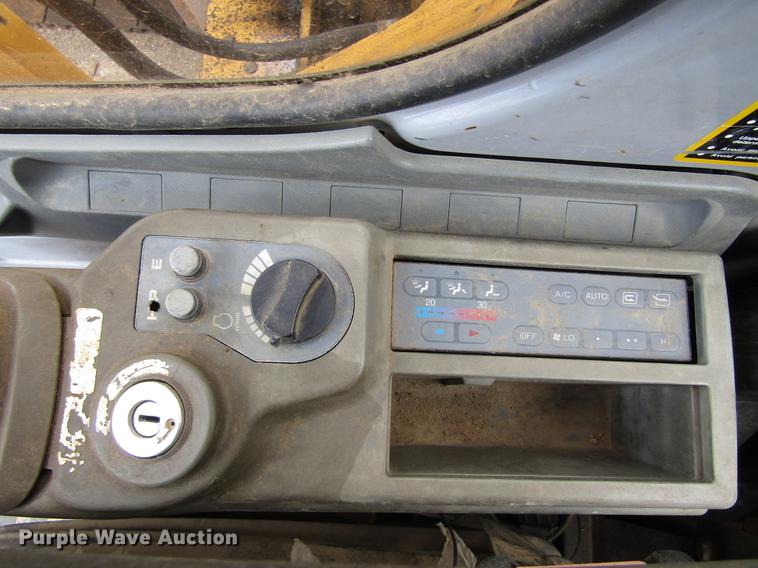 image for item DC0084 1999 John Deere 270LC excavator