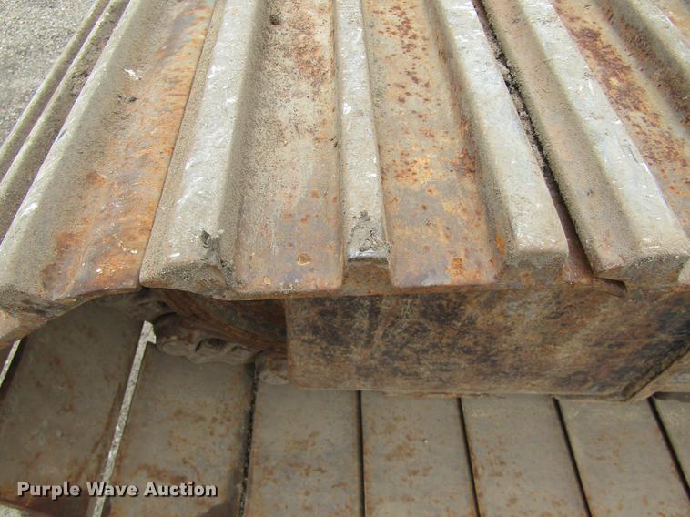 image for item DC0084 1999 John Deere 270LC excavator