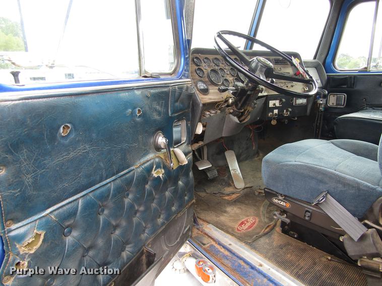 image for item DC0085 1994 Western Star 4964F semi truck