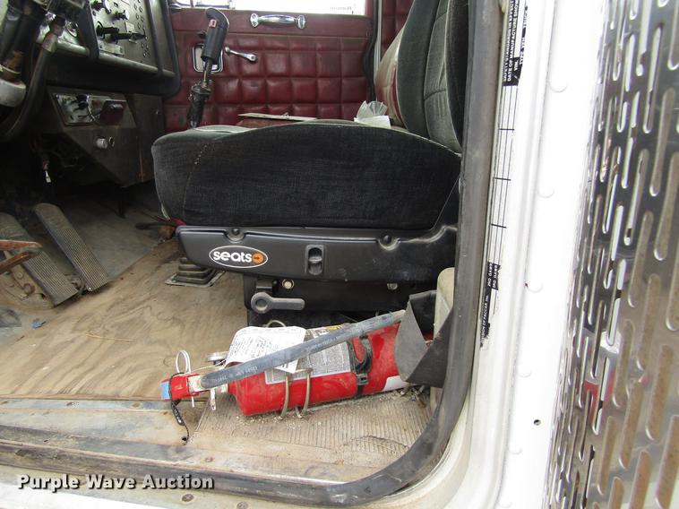 image for item DC0086 1983 Peterbilt 369 semi truck