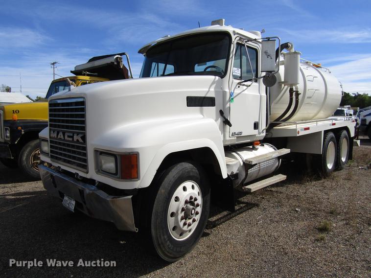 image for item DC0087 2001 Mack CH613 vacuum truck