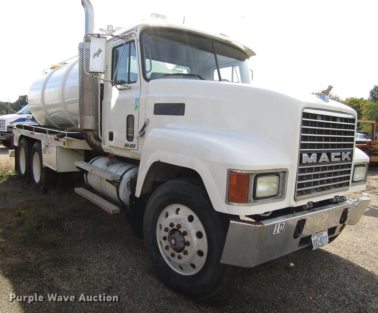 image for item DC0087 2001 Mack CH613 vacuum truck
