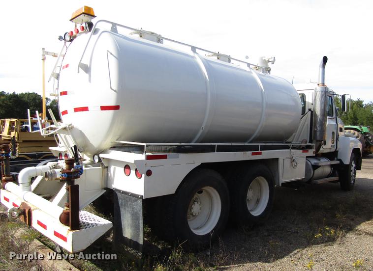 image for item DC0087 2001 Mack CH613 vacuum truck