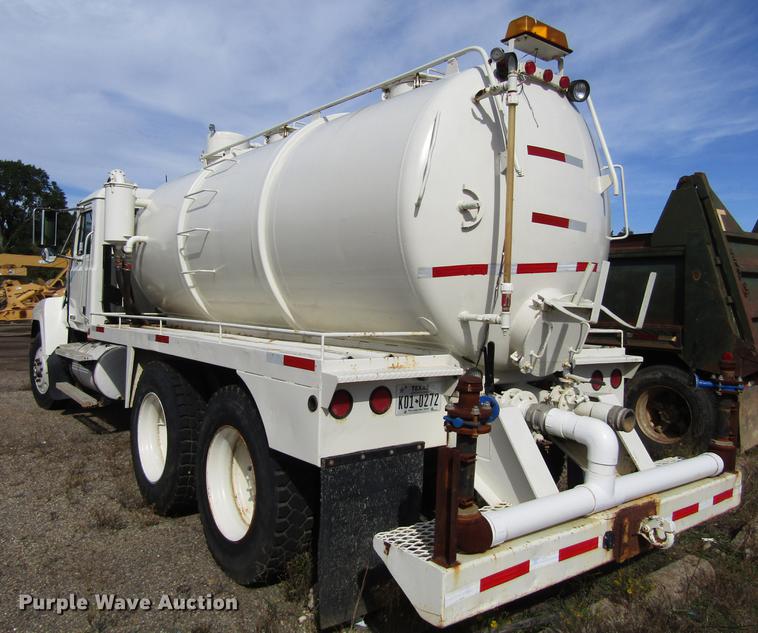 image for item DC0087 2001 Mack CH613 vacuum truck