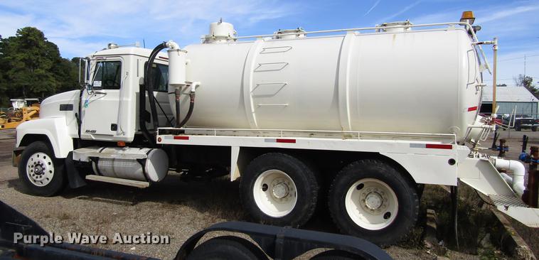 image for item DC0087 2001 Mack CH613 vacuum truck