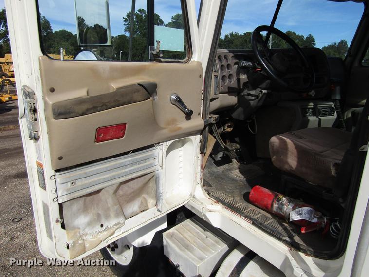 image for item DC0087 2001 Mack CH613 vacuum truck