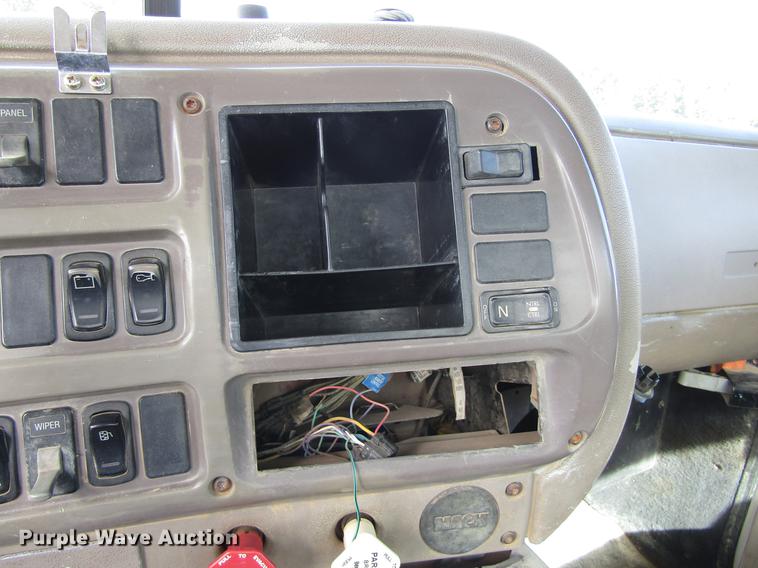 image for item DC0087 2001 Mack CH613 vacuum truck