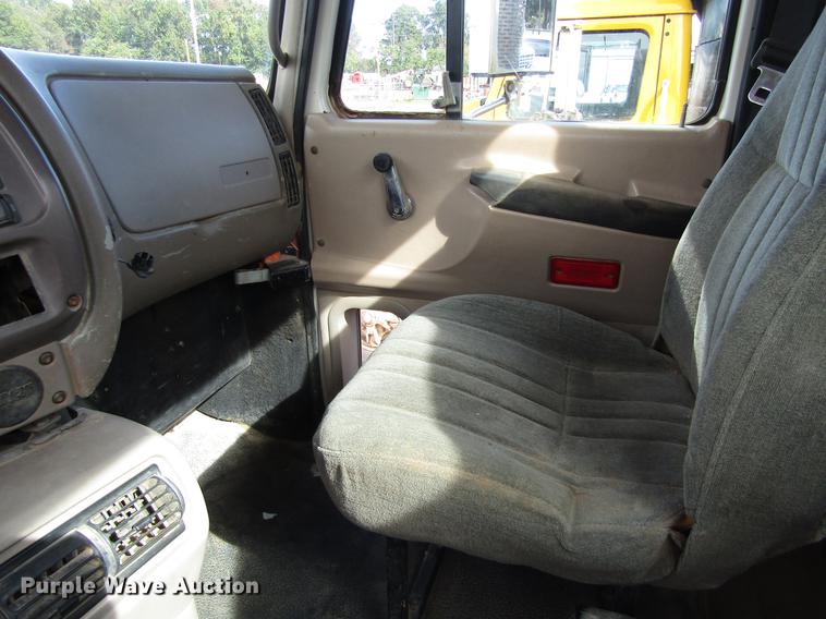 image for item DC0087 2001 Mack CH613 vacuum truck