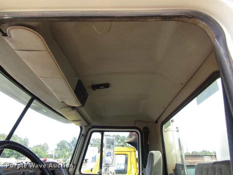 image for item DC0087 2001 Mack CH613 vacuum truck