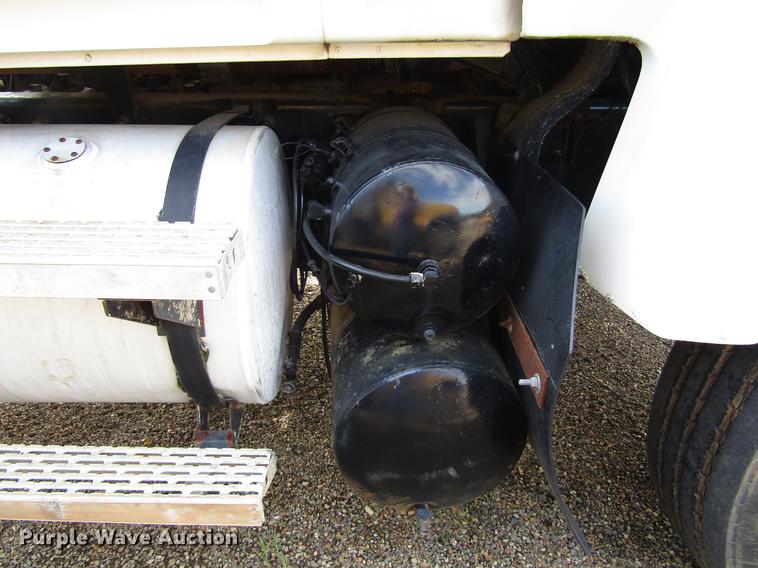 image for item DC0087 2001 Mack CH613 vacuum truck