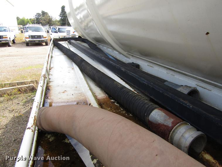 image for item DC0087 2001 Mack CH613 vacuum truck