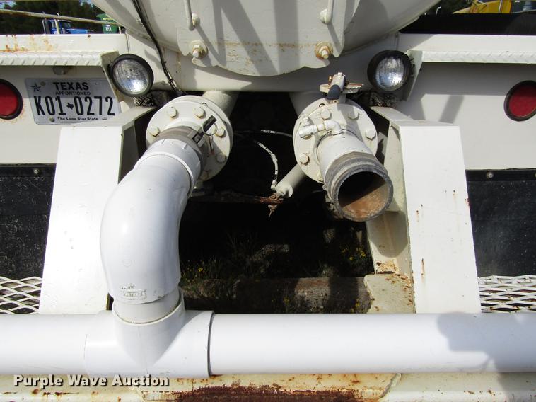 image for item DC0087 2001 Mack CH613 vacuum truck