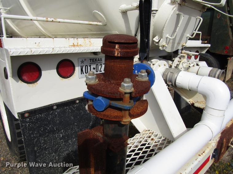image for item DC0087 2001 Mack CH613 vacuum truck