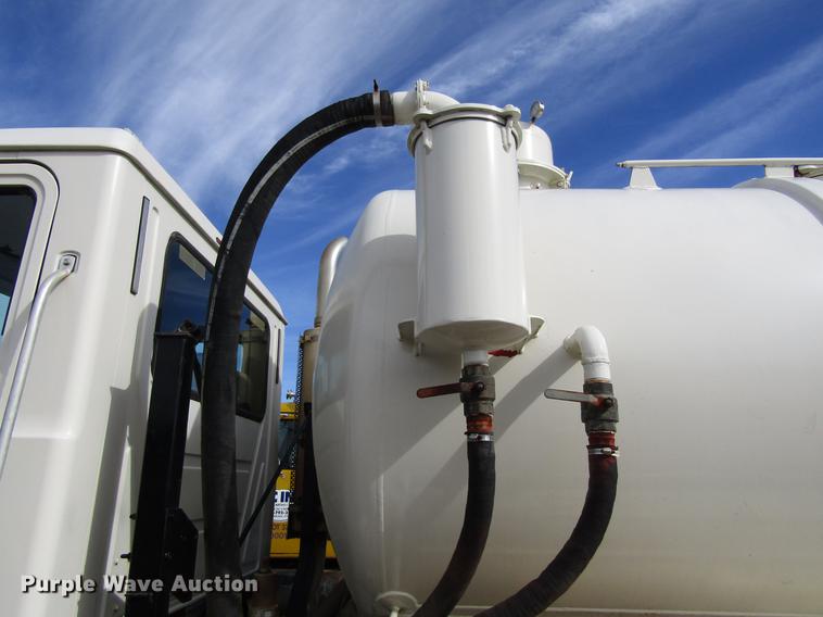 image for item DC0087 2001 Mack CH613 vacuum truck