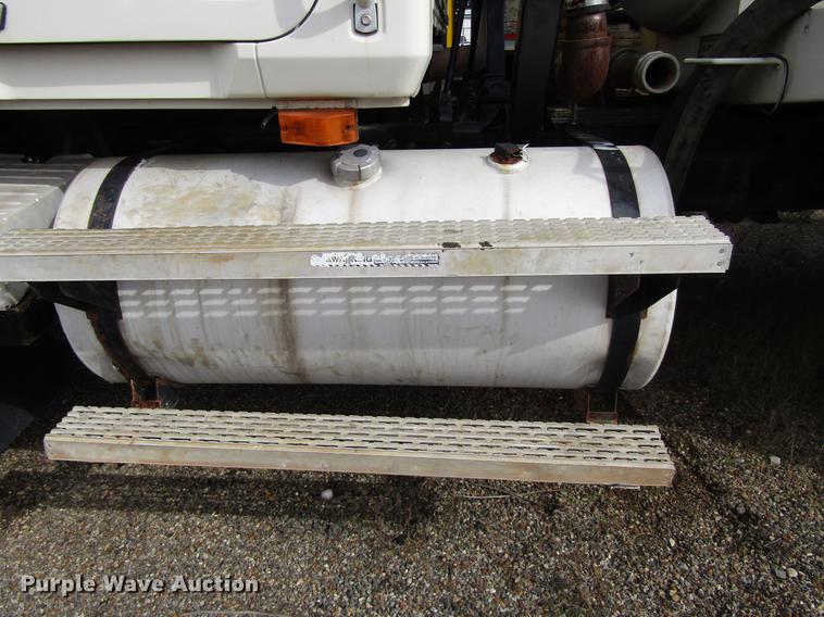 image for item DC0087 2001 Mack CH613 vacuum truck