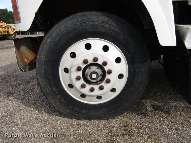 image for item DC0087 2001 Mack CH613 vacuum truck