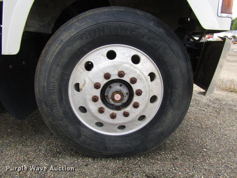 image for item DC0087 2001 Mack CH613 vacuum truck