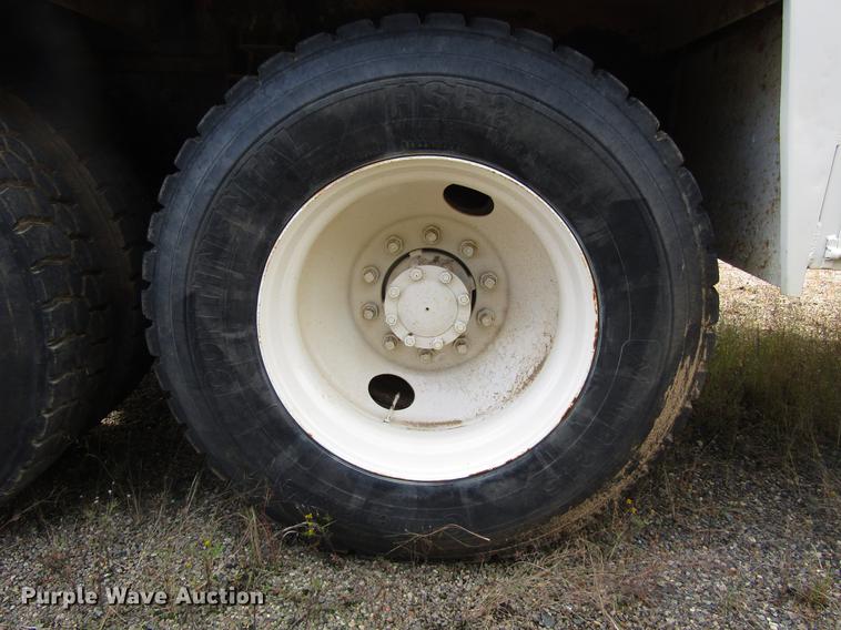 image for item DC0087 2001 Mack CH613 vacuum truck