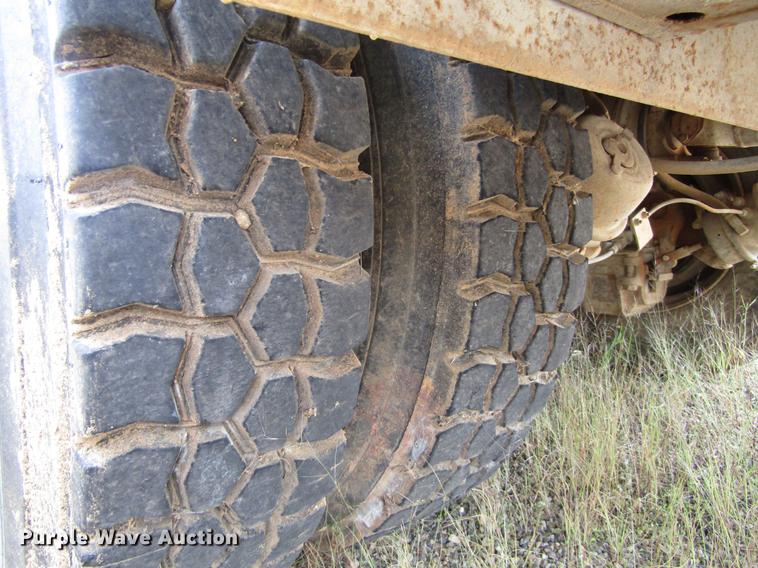 image for item DC0087 2001 Mack CH613 vacuum truck