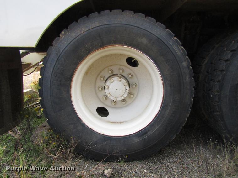 image for item DC0087 2001 Mack CH613 vacuum truck