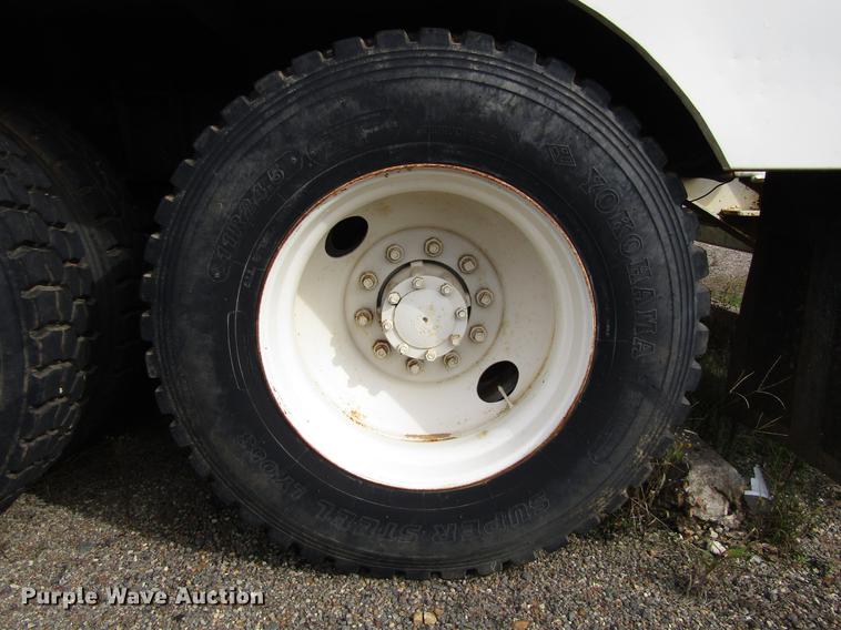 image for item DC0087 2001 Mack CH613 vacuum truck