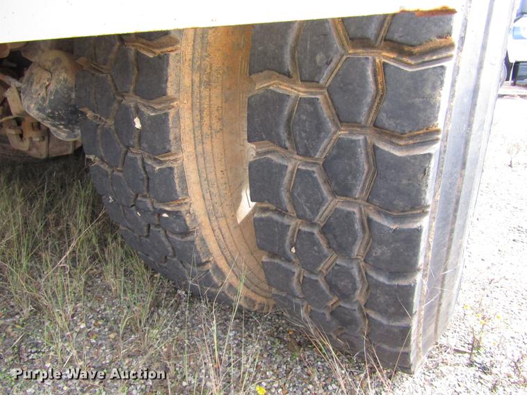 image for item DC0087 2001 Mack CH613 vacuum truck