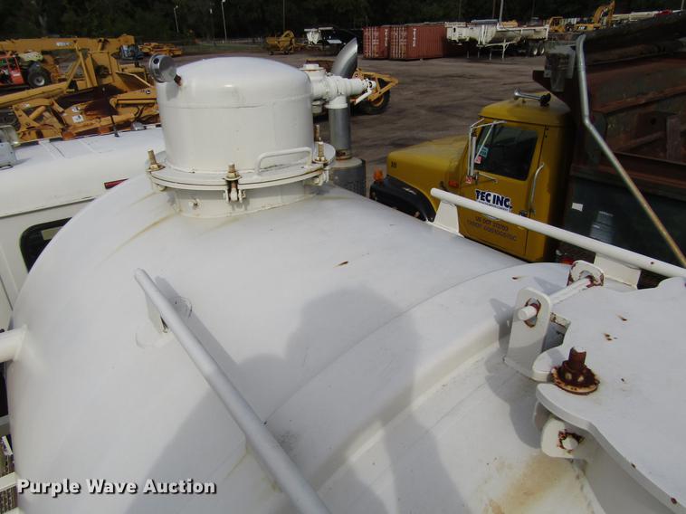 image for item DC0087 2001 Mack CH613 vacuum truck