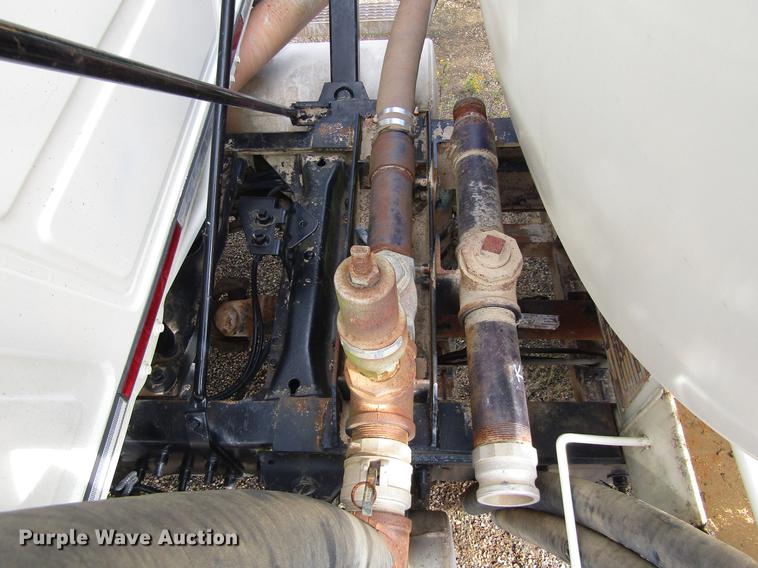 image for item DC0087 2001 Mack CH613 vacuum truck