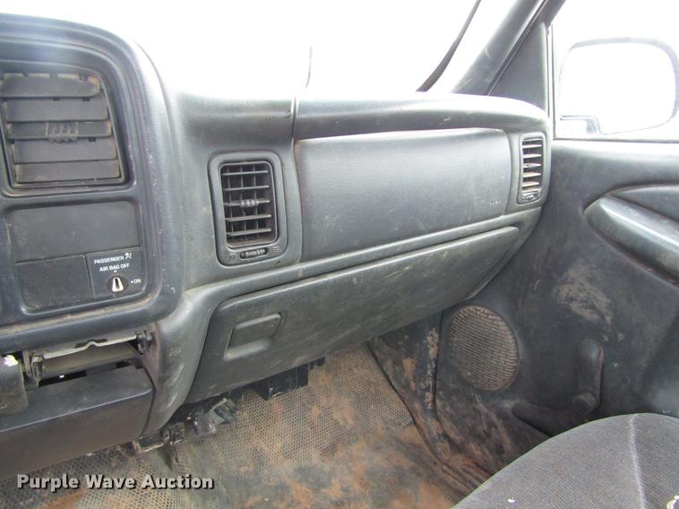 image for item DC0131 2001 GMC Sierra 1500 pickup truck