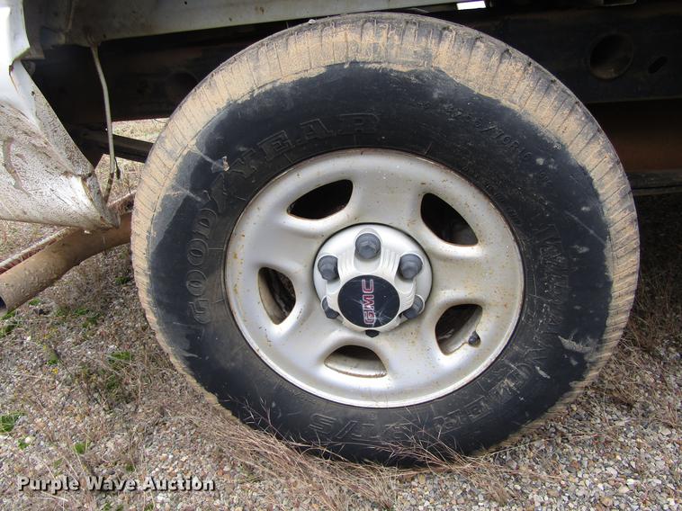 image for item DC0131 2001 GMC Sierra 1500 pickup truck