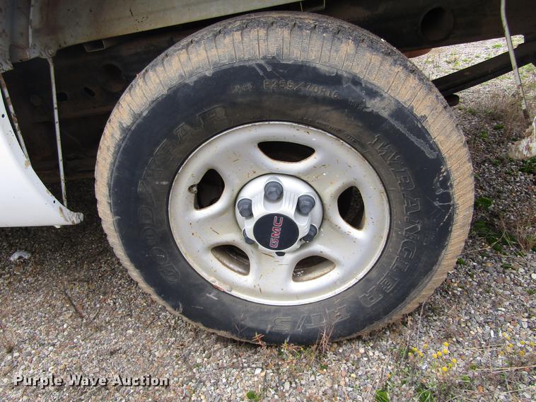 image for item DC0131 2001 GMC Sierra 1500 pickup truck