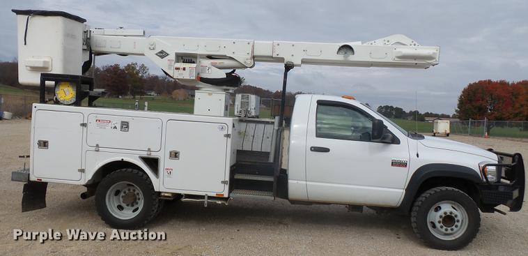 image for item DD2452 2009 Dodge Ram 5500 bucket truck