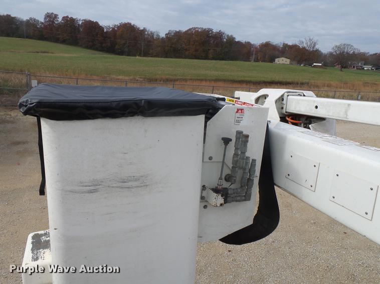 image for item DD2452 2009 Dodge Ram 5500 bucket truck