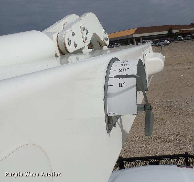 image for item DD2452 2009 Dodge Ram 5500 bucket truck