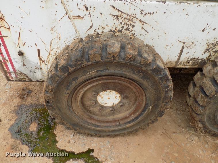 image for item DD3511 1975 Bobcat M-825 skid steer