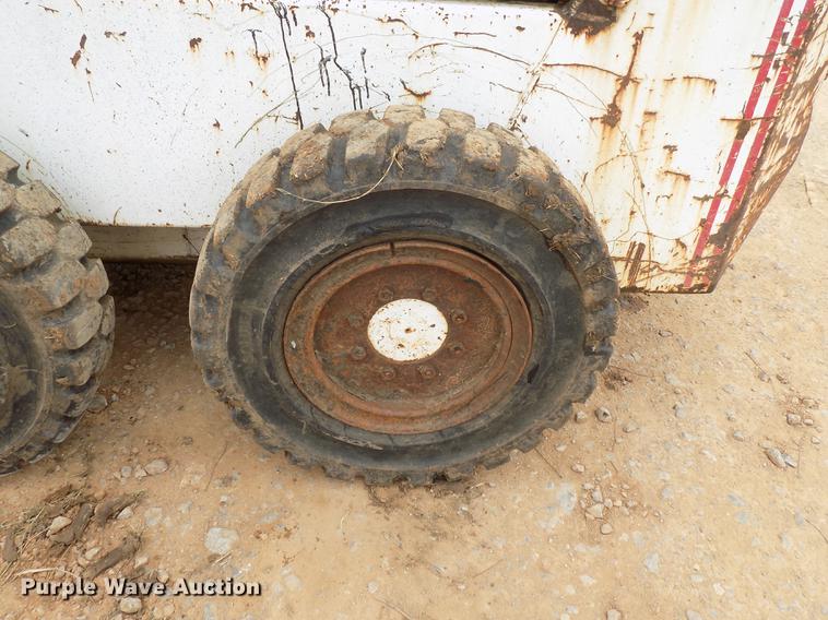 image for item DD3511 1975 Bobcat M-825 skid steer