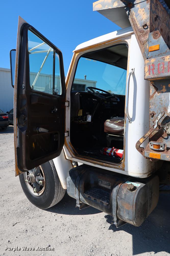 image for item DD5331 1988 International 1954 dump truck