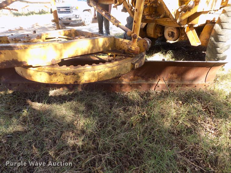 image for item DD5352 Caterpillar 12 rigid frame motor grader