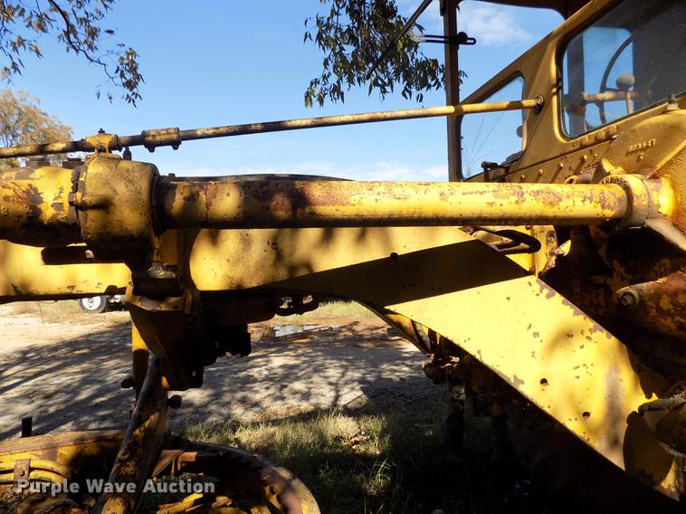 image for item DD5352 Caterpillar 12 rigid frame motor grader