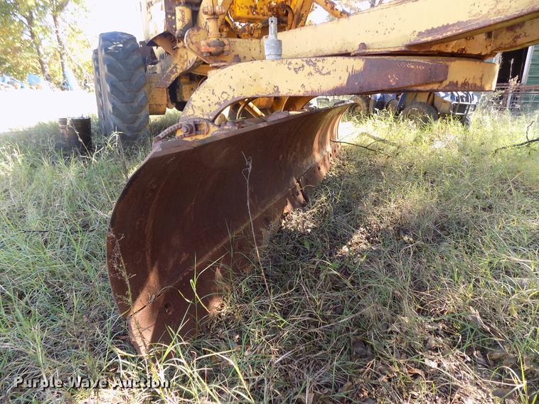 image for item DD5352 Caterpillar 12 rigid frame motor grader