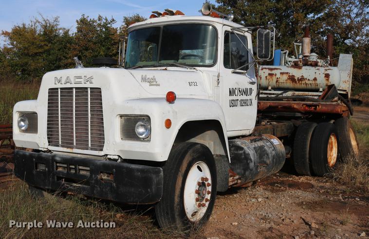 image for item DD5356 1989 Mack R690ST semi truck