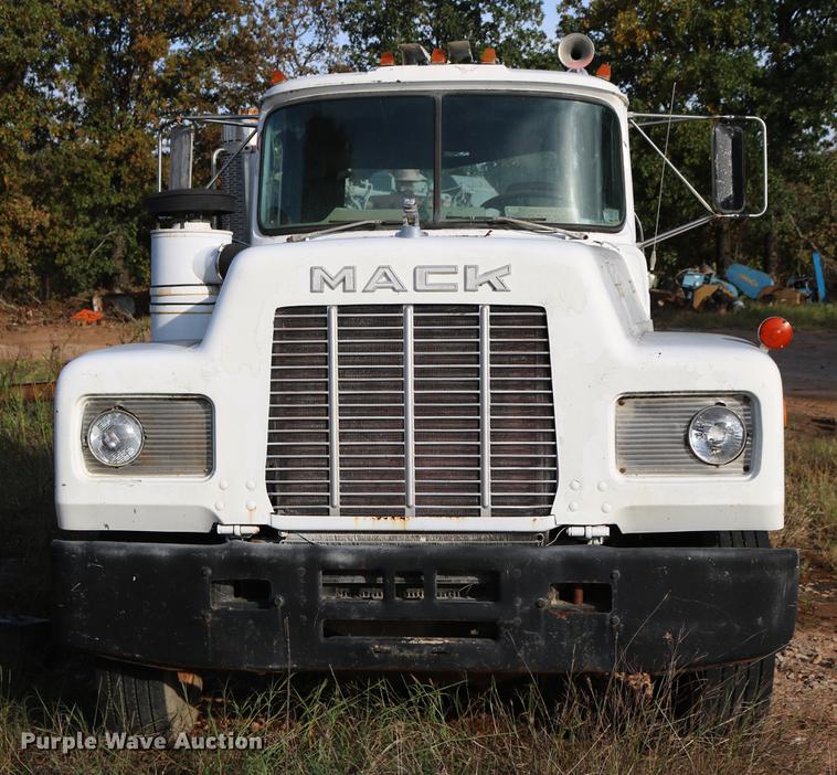 image for item DD5356 1989 Mack R690ST semi truck