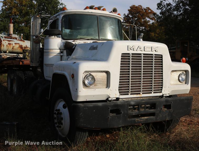image for item DD5356 1989 Mack R690ST semi truck