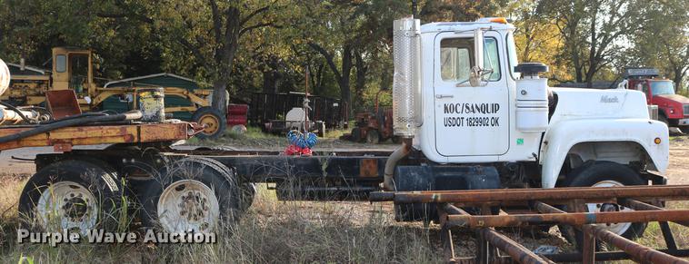 image for item DD5356 1989 Mack R690ST semi truck