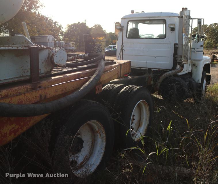 image for item DD5356 1989 Mack R690ST semi truck