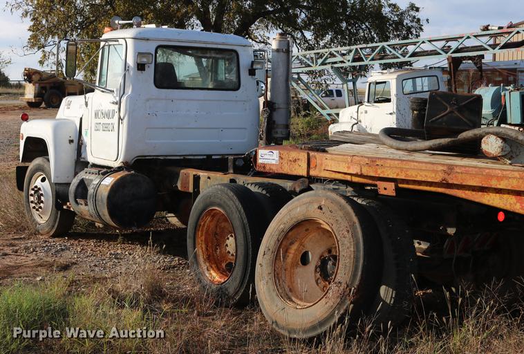 image for item DD5356 1989 Mack R690ST semi truck