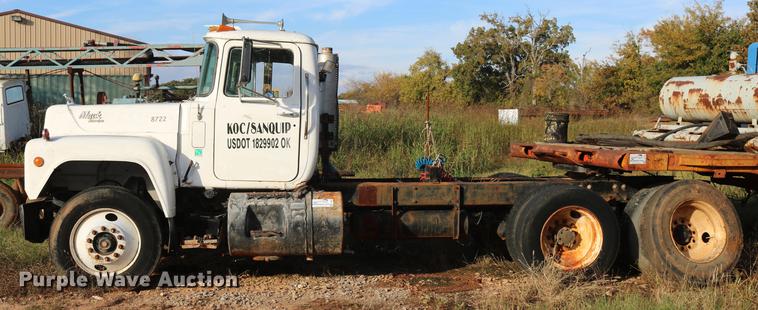 image for item DD5356 1989 Mack R690ST semi truck