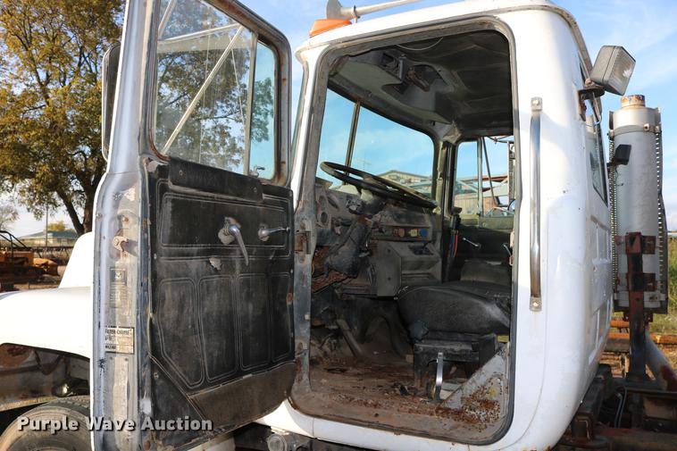 image for item DD5356 1989 Mack R690ST semi truck