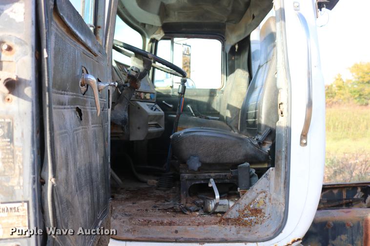 image for item DD5356 1989 Mack R690ST semi truck