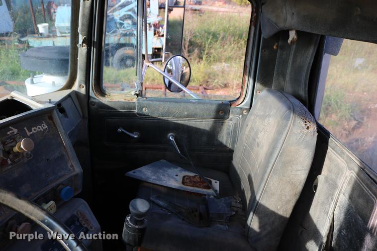 image for item DD5356 1989 Mack R690ST semi truck